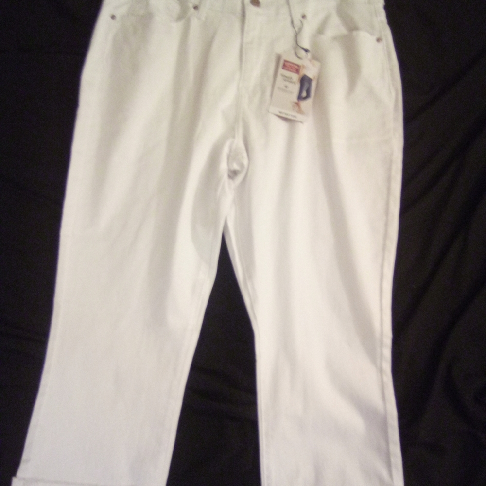 Signature Levi Strauss Women's Mid-Rise capri